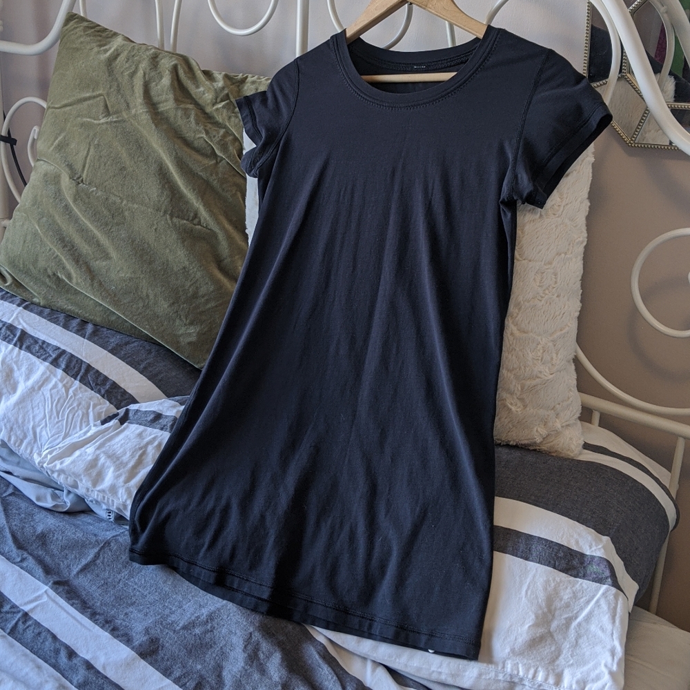 lululemon t-shirt